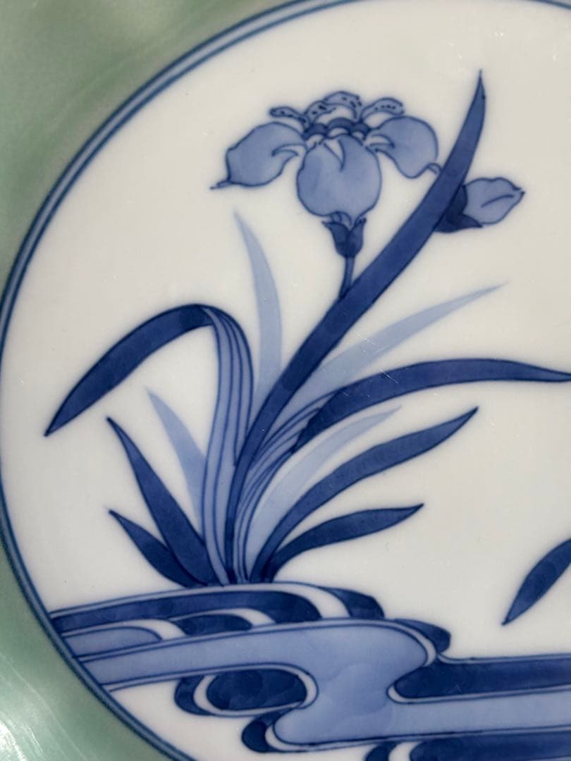 大明成化年製青磁染付流水菖蒲文七寸輪花皿　最上手