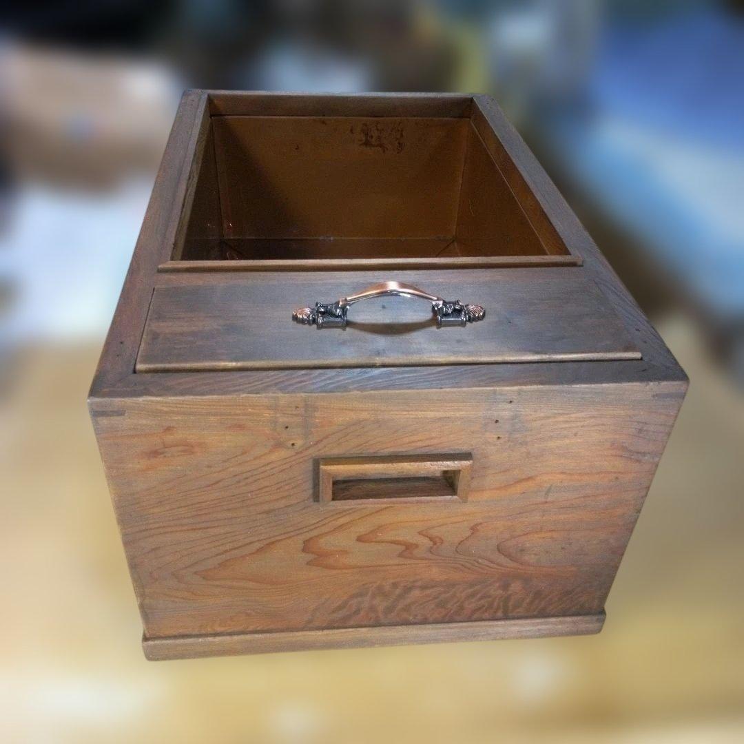 木製の長火鉢　インテリア　オブジェ　ディスプレイ　置物　工芸品　レア　希少