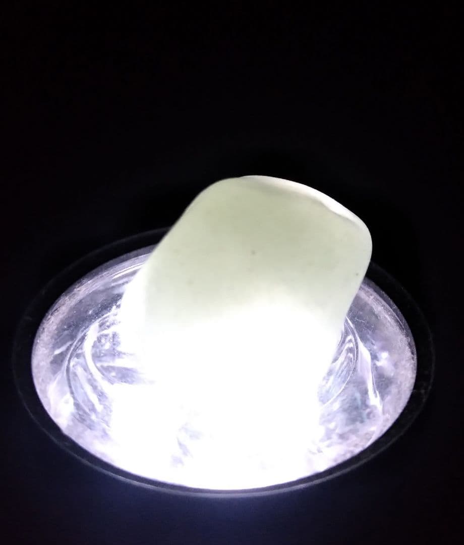 【ガラス質】 糸魚川翡翠 【透過性抜群】