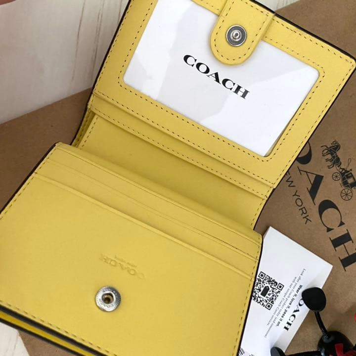 ★ COACH コーチ　折り財布　イエロー 二つ折り財布 花柄
