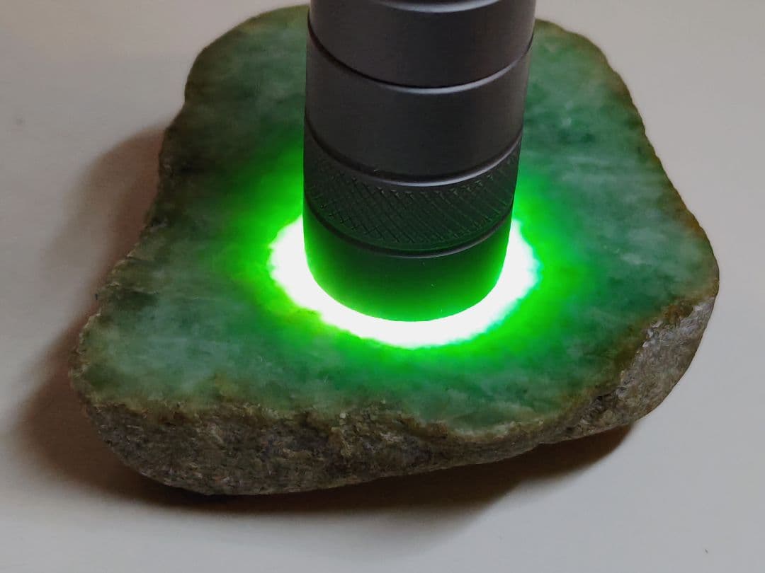 鮮緑 180g 翡翠 ヒスイ 原石 鑑賞石 自然石 誕生石 鉱物 鉱石 水石