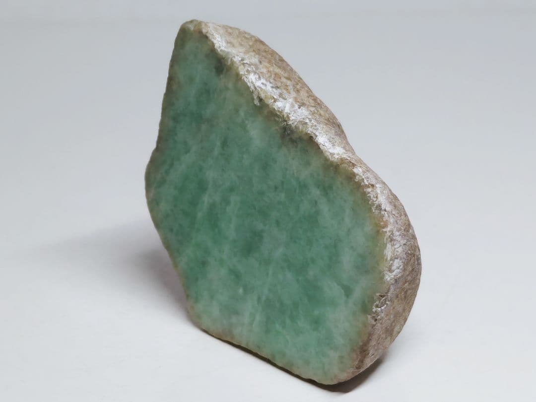 鮮緑 180g 翡翠 ヒスイ 原石 鑑賞石 自然石 誕生石 鉱物 鉱石 水石