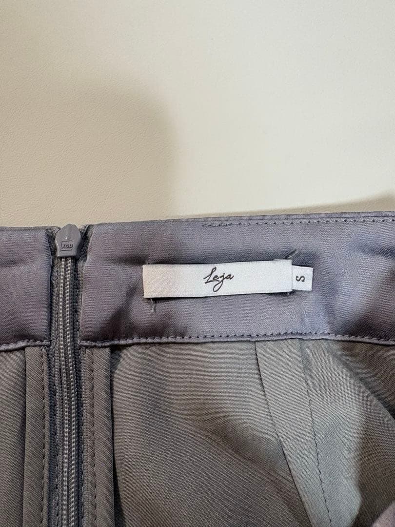 【LEJA】シアーパフスリーブペプラムスパンコール花柄Iラインドレス