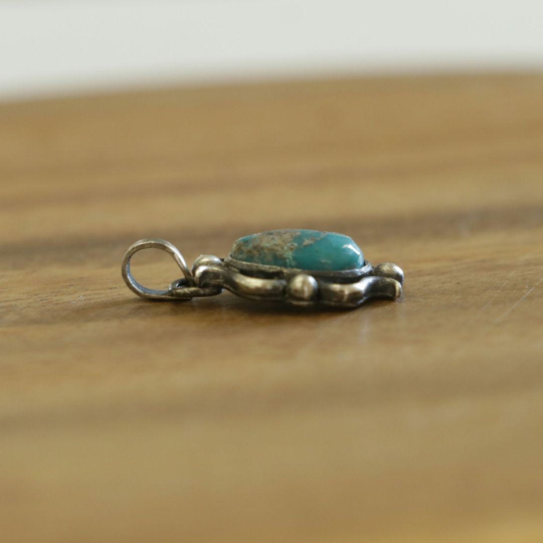 アリゾナ産ターコイズペンダント ハンドメイド インディアンジュエリー風