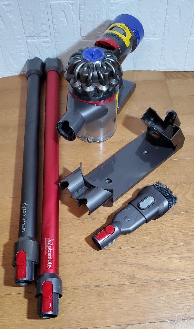 ダイソン SV11　 掃除機本体・レッドパイプ含2本・ノズル付、壁掛け　掃除機
