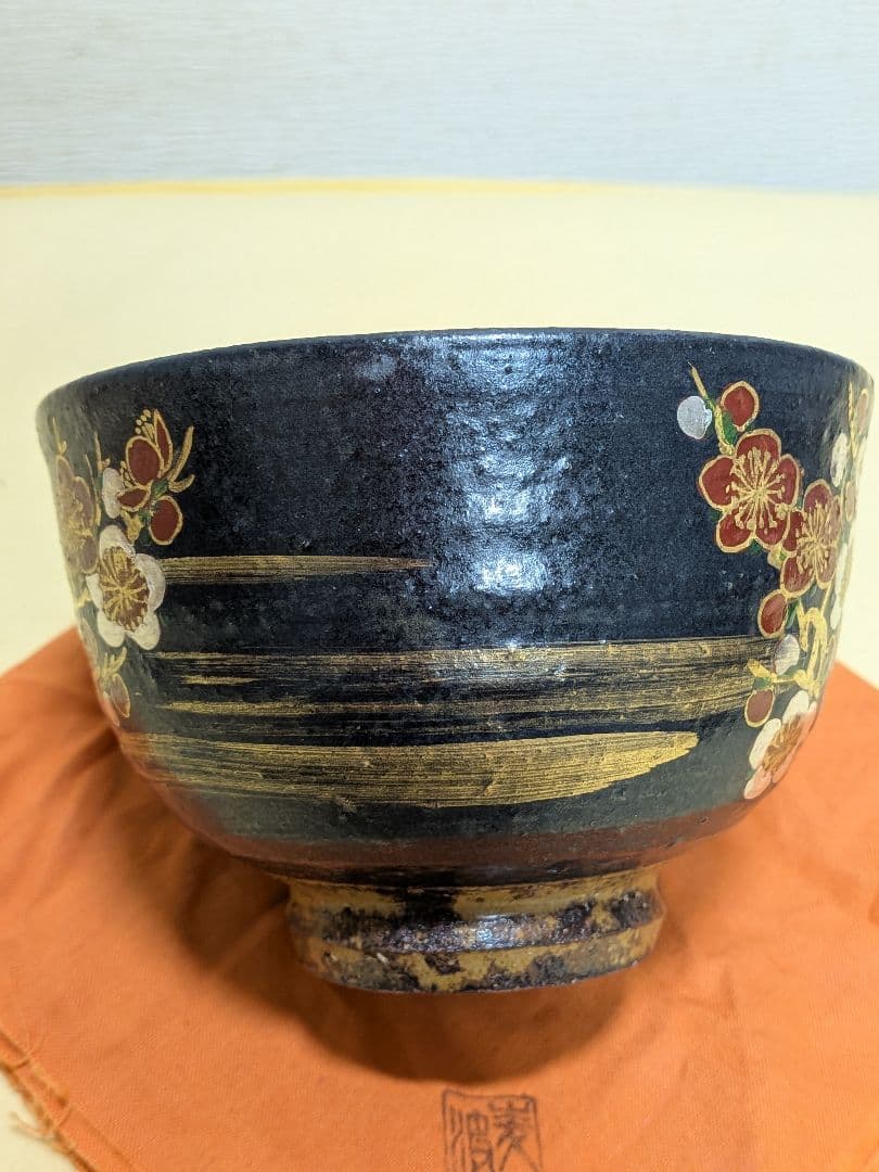 山本雄次　平安 麦波造　鉄地金銀彩　紅白梅図　茶盌　共箱