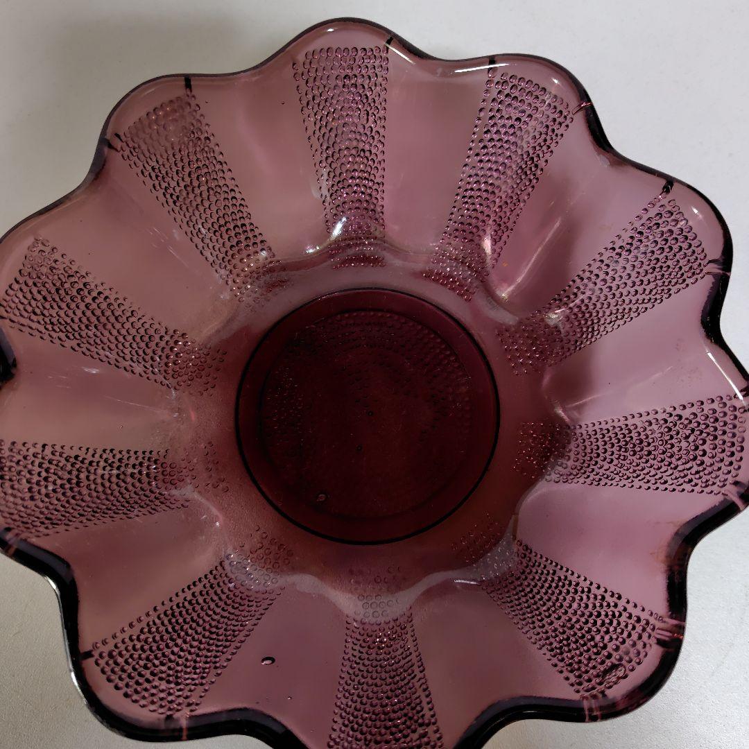 本物ガラス製、果物等入れ紫色が美しいガラス器です。時代大正時代。