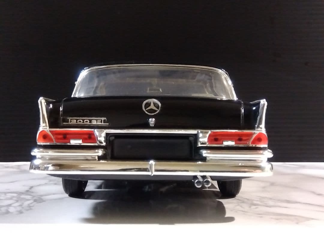 メルセデス・ベンツ 300 SE( ハネベン) 1/18 ブラック