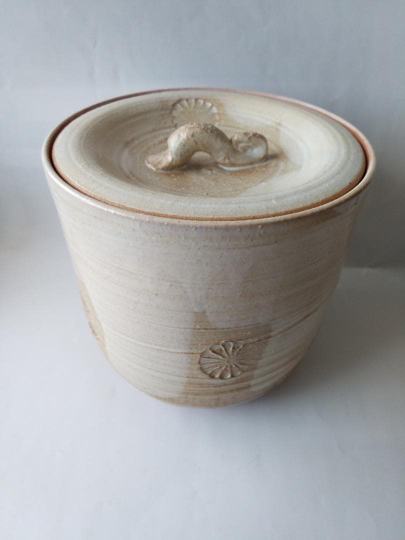 陶光 作 白掛釉花文水指  茶道具 茶器 水指 逸品 美品 です。