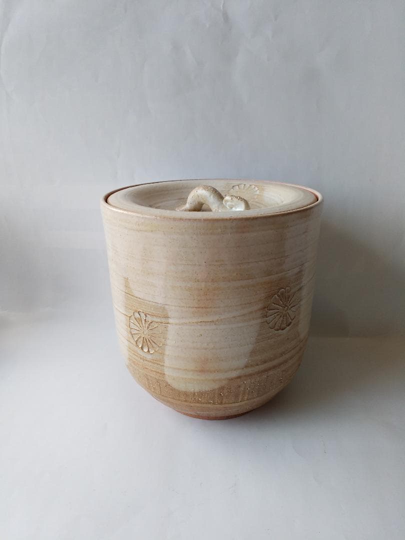 陶光 作 白掛釉花文水指  茶道具 茶器 水指 逸品 美品 です。