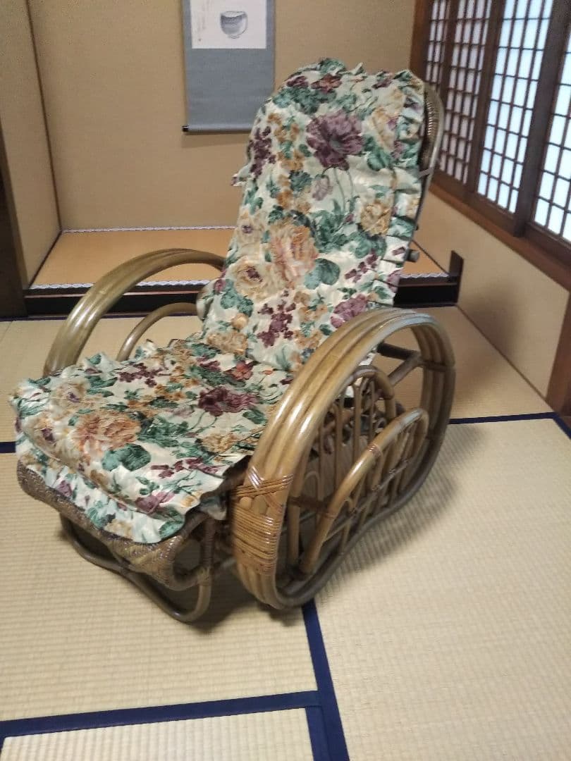 ラタン製リクライニングチェア 花柄シート付き