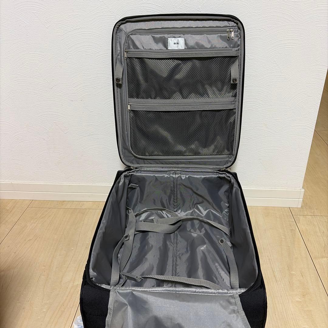 黒の中型スーツケース 4輪