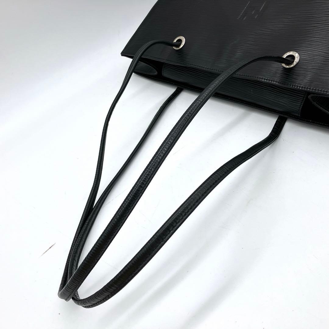【FENDI】ショルダートートバッグ　ロゴ型押し　レザー　ブラック　A4