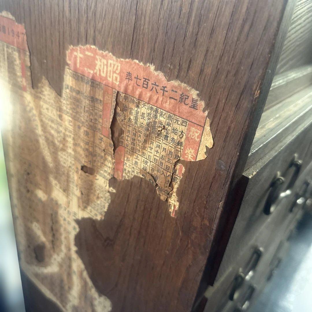 ヴィンテージ　味のある小さめの古い木製タンス 引き出し多数