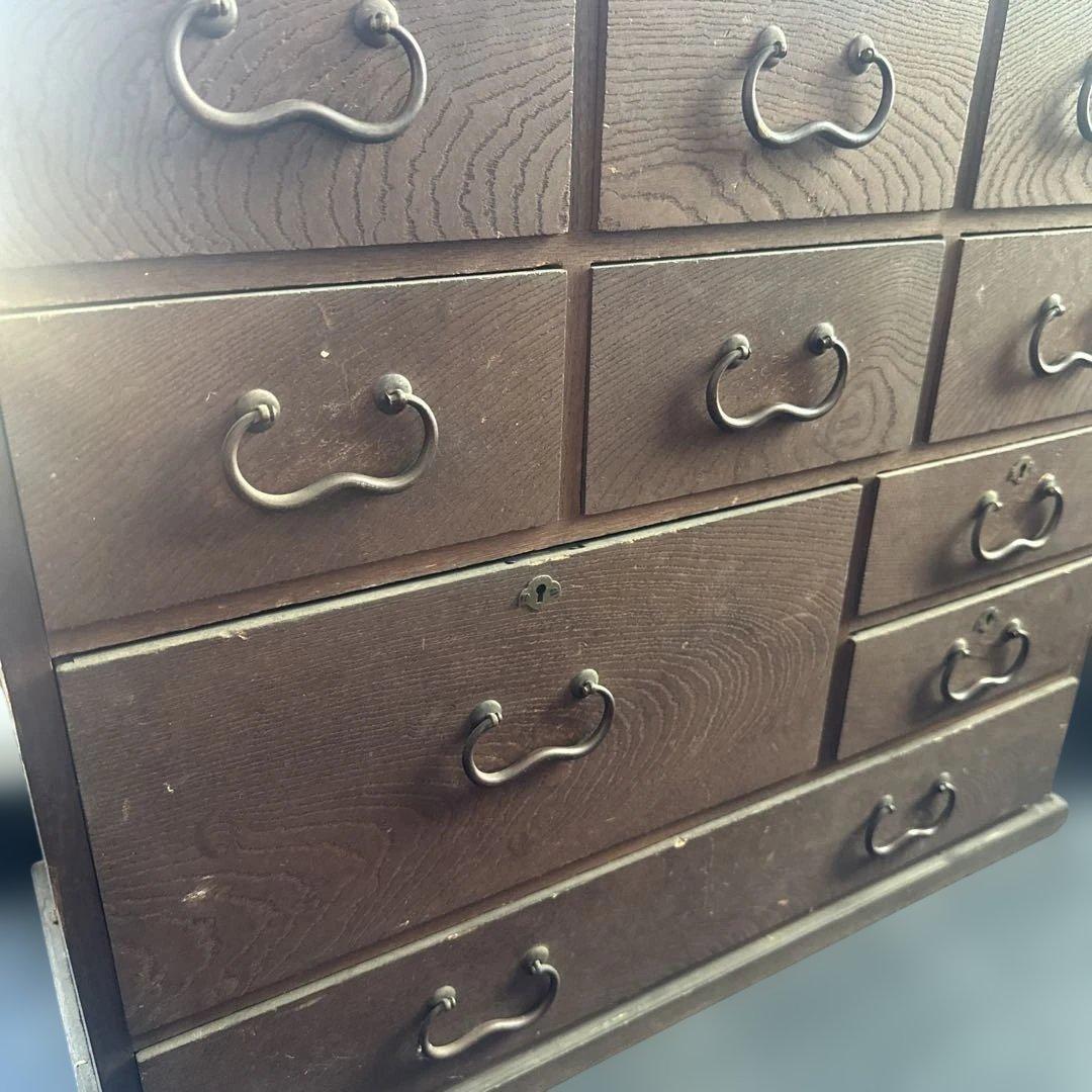 ヴィンテージ　味のある小さめの古い木製タンス 引き出し多数