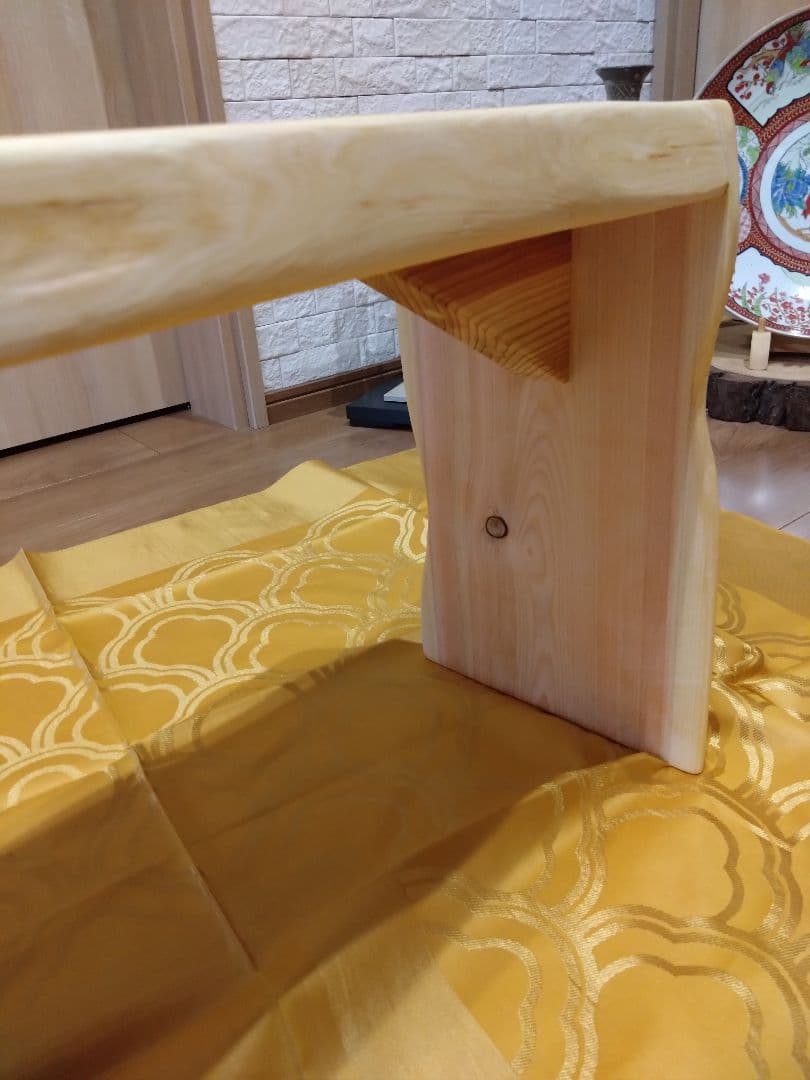 檜のベンチ（70）樹齢約70年、檜の原木の模様、年輪が綺麗ですよ❕脚も同じ檜❕