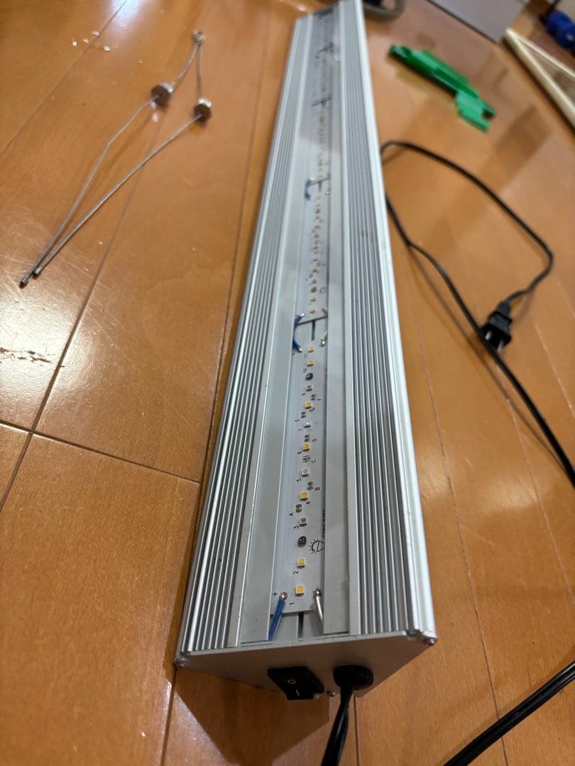 アクロ　TRIANGLE LED GROW 900 中古