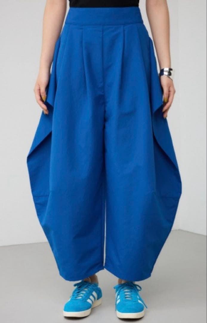 新品未使用タグ付き✨PLUS✨今期✨ デフォルメーションコクーンパンツ✨BLUE