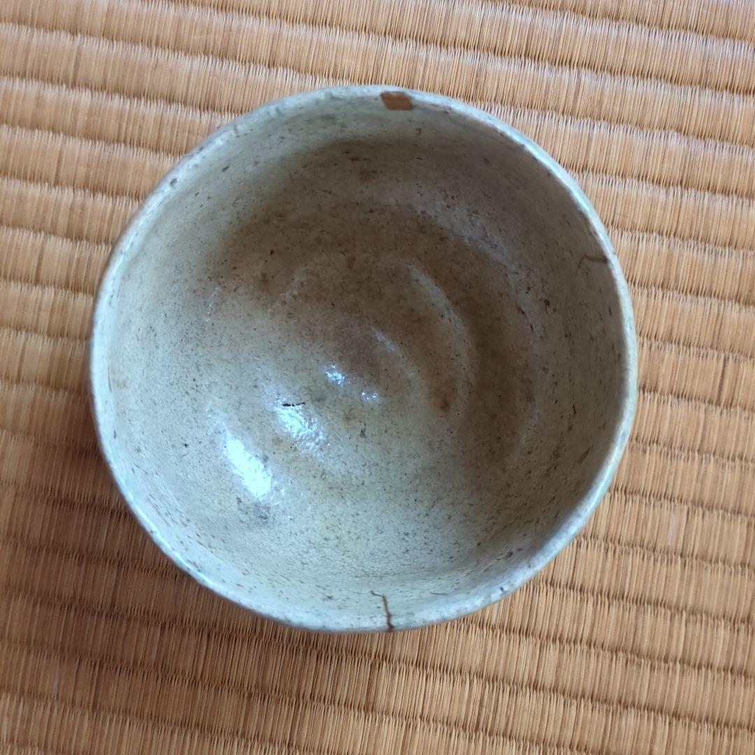 淡いベージュの陶器製茶碗と木箱　大正時代求　三葉葵　家紋　茶碗　骨董品