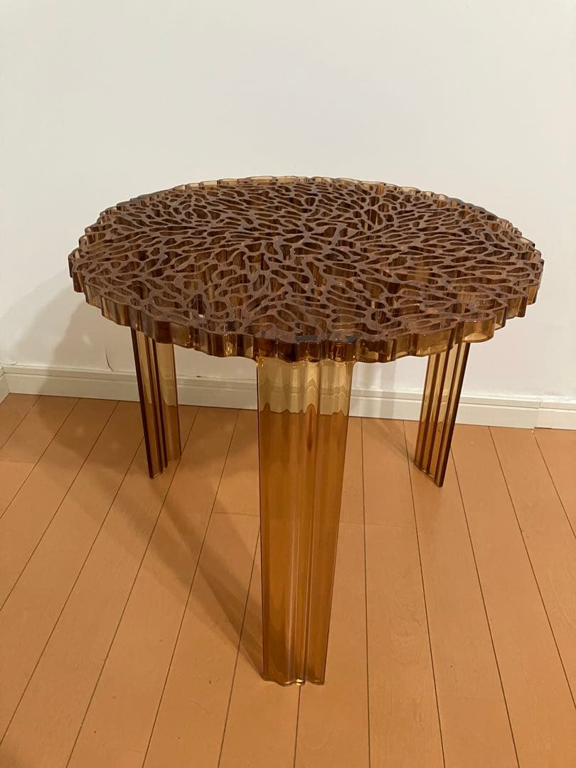 カルテル　クリアブラウンアクリルテーブル　ティーテーブル