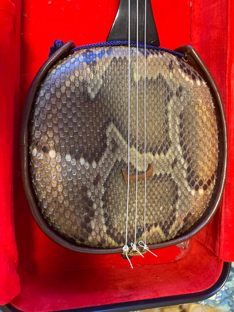 ジ*ニ様 三線本体 ヘビ皮製 専用ケース付き　古い 補修あり