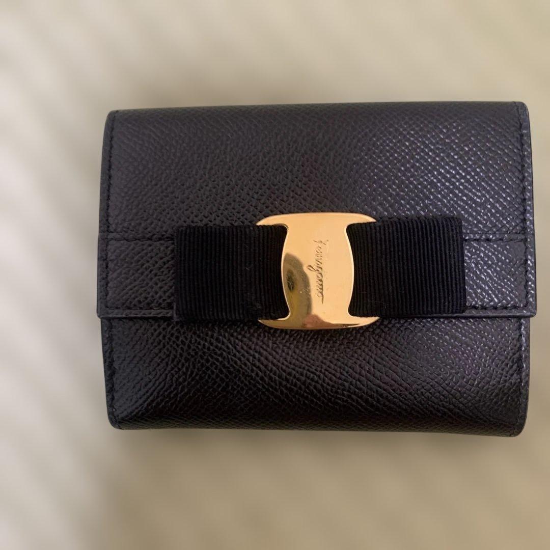 リボン付きブラック二つ折り財布　フェラガモ