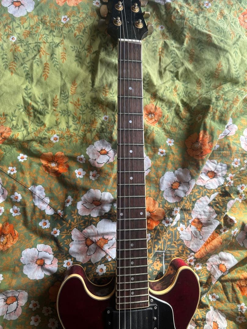 Yamaha製のセミアコースティックギター、レッドカラー