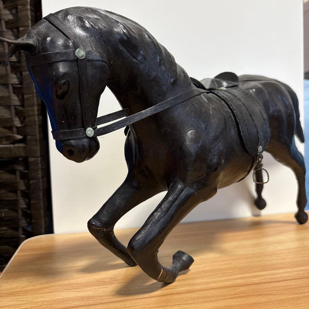 ヴィンテージ　革の黒い馬