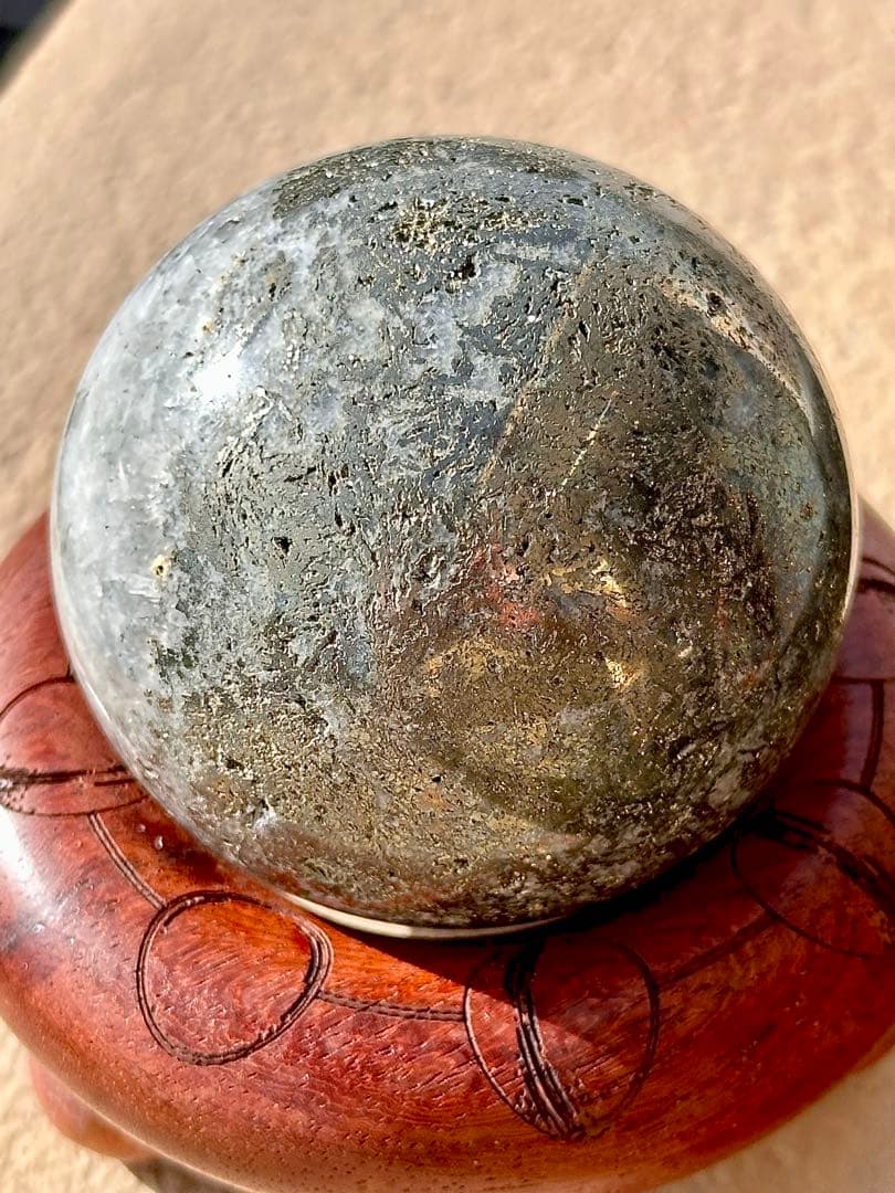 一点もの　希少！ザクザク水晶と共生！　パイライトスフィア