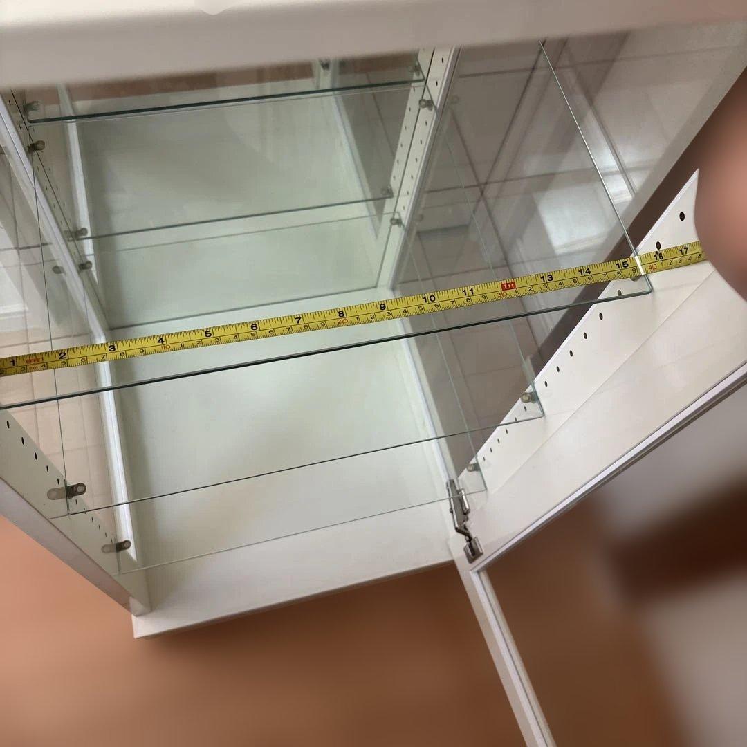 ホワイト ガラスディスプレイ　コレクションケース 4段　高さ調整可能　棚