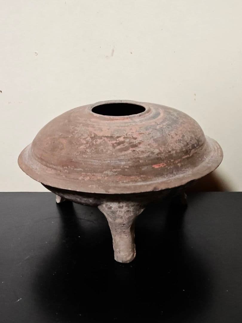 漢時代加彩三足土器　古代中国　中国古美術　考古遺物　発掘出土品　博物館展示品同手