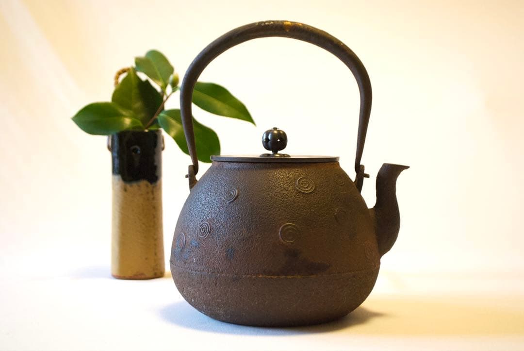 南部鉄瓶 金象嵌取手 意外に可愛いぐるぐる渦巻き文様 茶道具 明治〜昭和初期