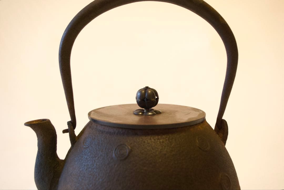 南部鉄瓶 金象嵌取手 意外に可愛いぐるぐる渦巻き文様 茶道具 明治〜昭和初期