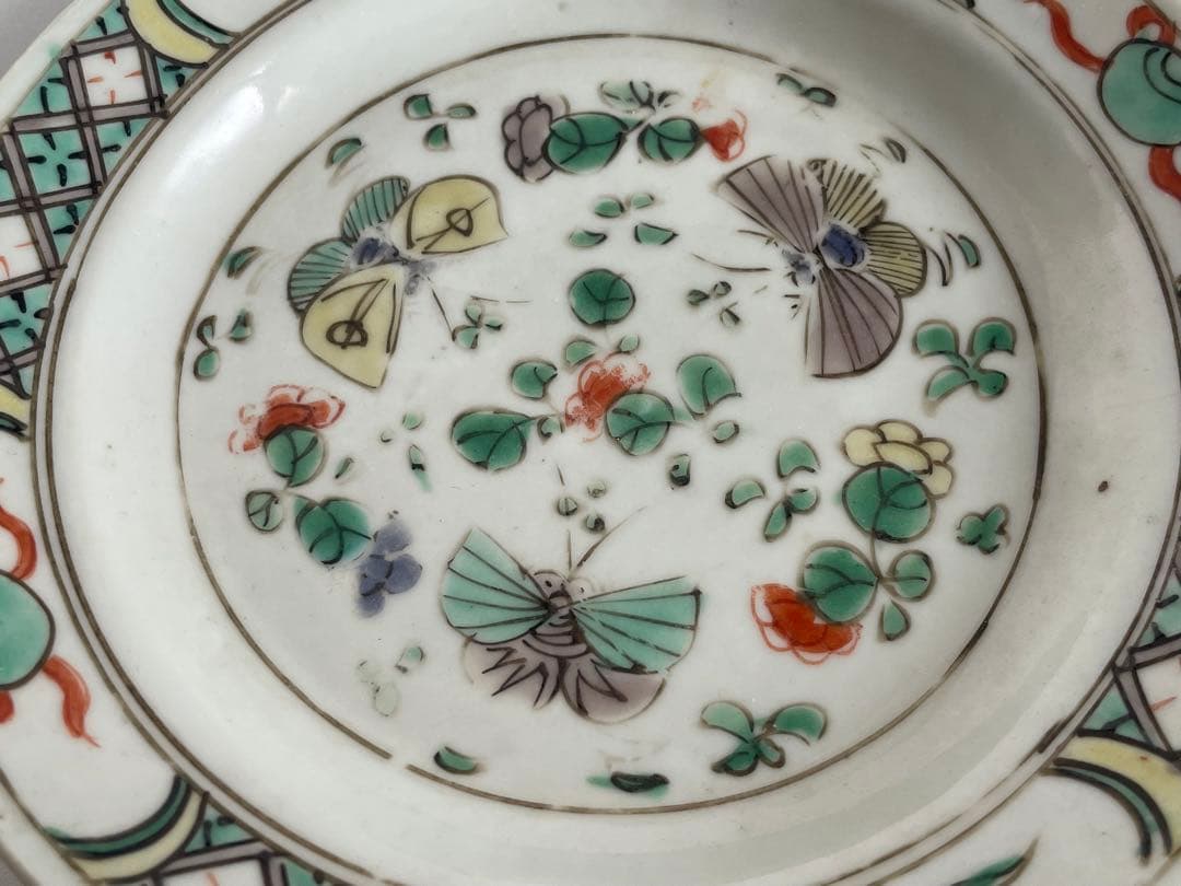 中国骨董　アンティーク　五彩　蝶々　宝文様　五寸皿　双魚印　中国　清朝　康熙五彩