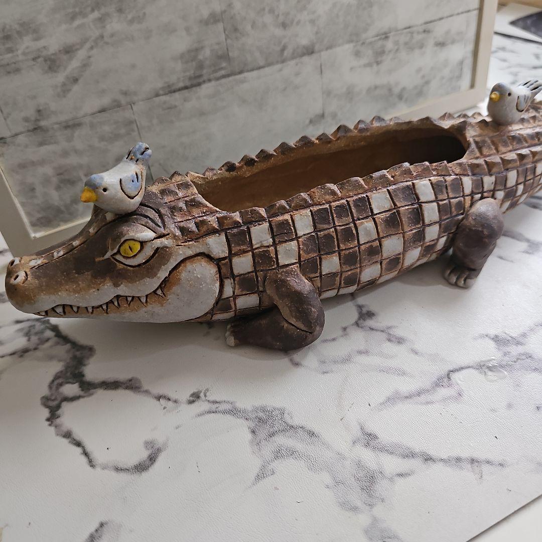 かとうゆみさんの、ワニ型陶器鳥が2羽付いてる物