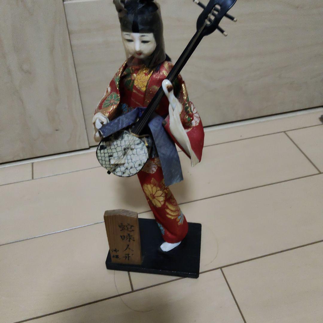 三味線を持つ日本人形