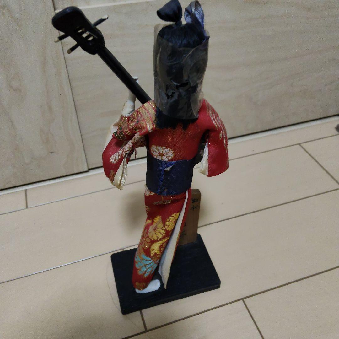 三味線を持つ日本人形