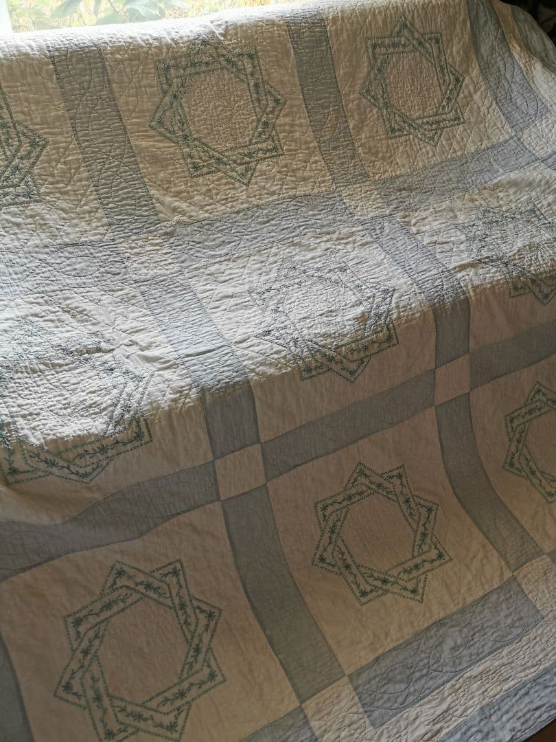 アンティーク 星 風車パッチワーク 小花青磁色刺繍 ふんわりダブルフェイスキルト