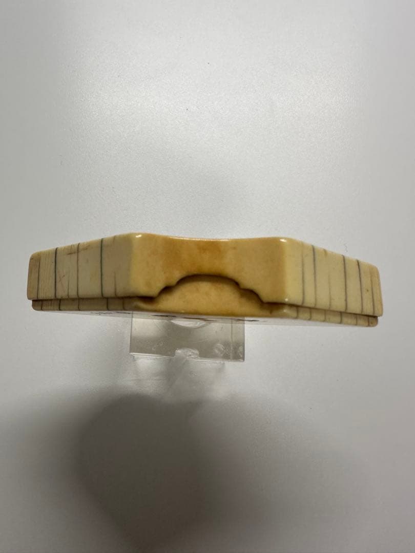 根付(netsuke) 扇形の七福神の絵柄の根付　江戸時代