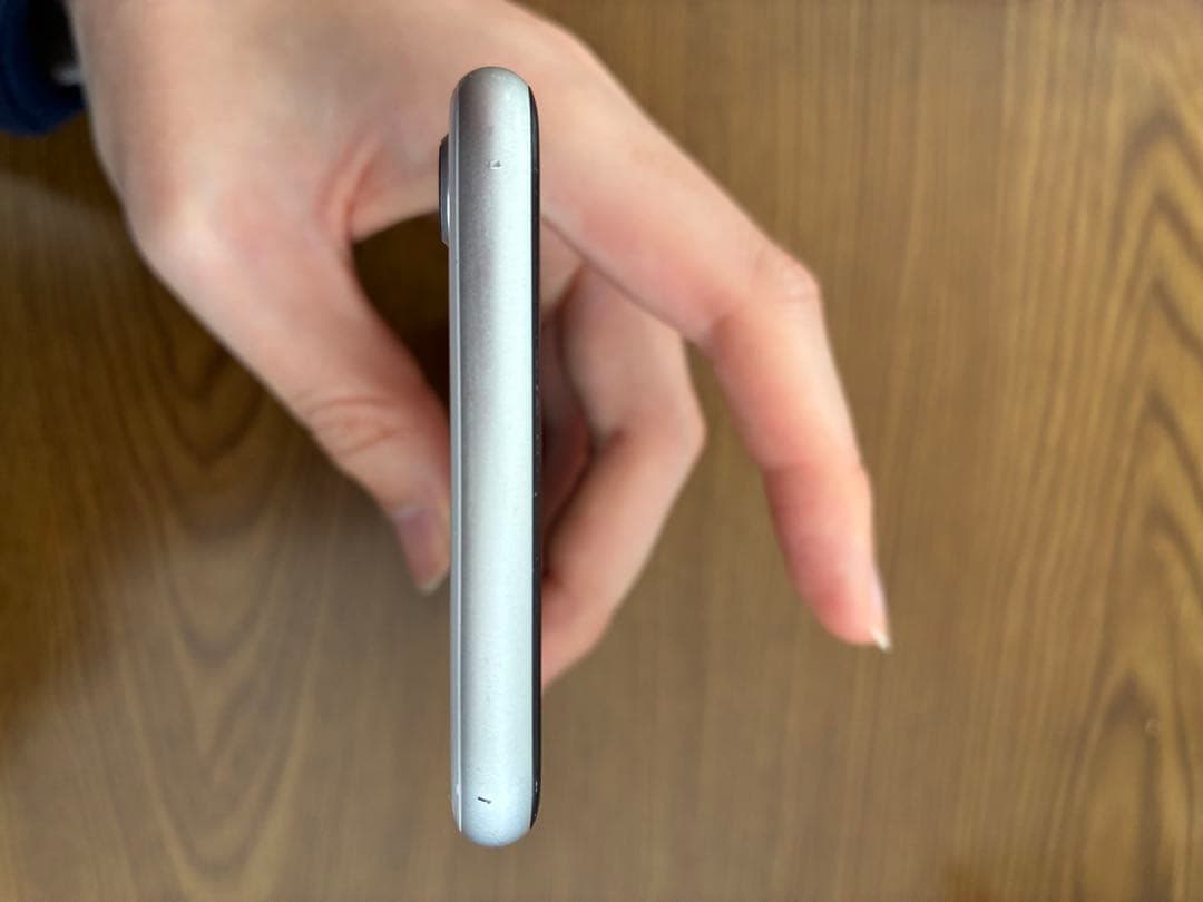 iPhone SE 第2世代 64GB ホワイト 残量77%