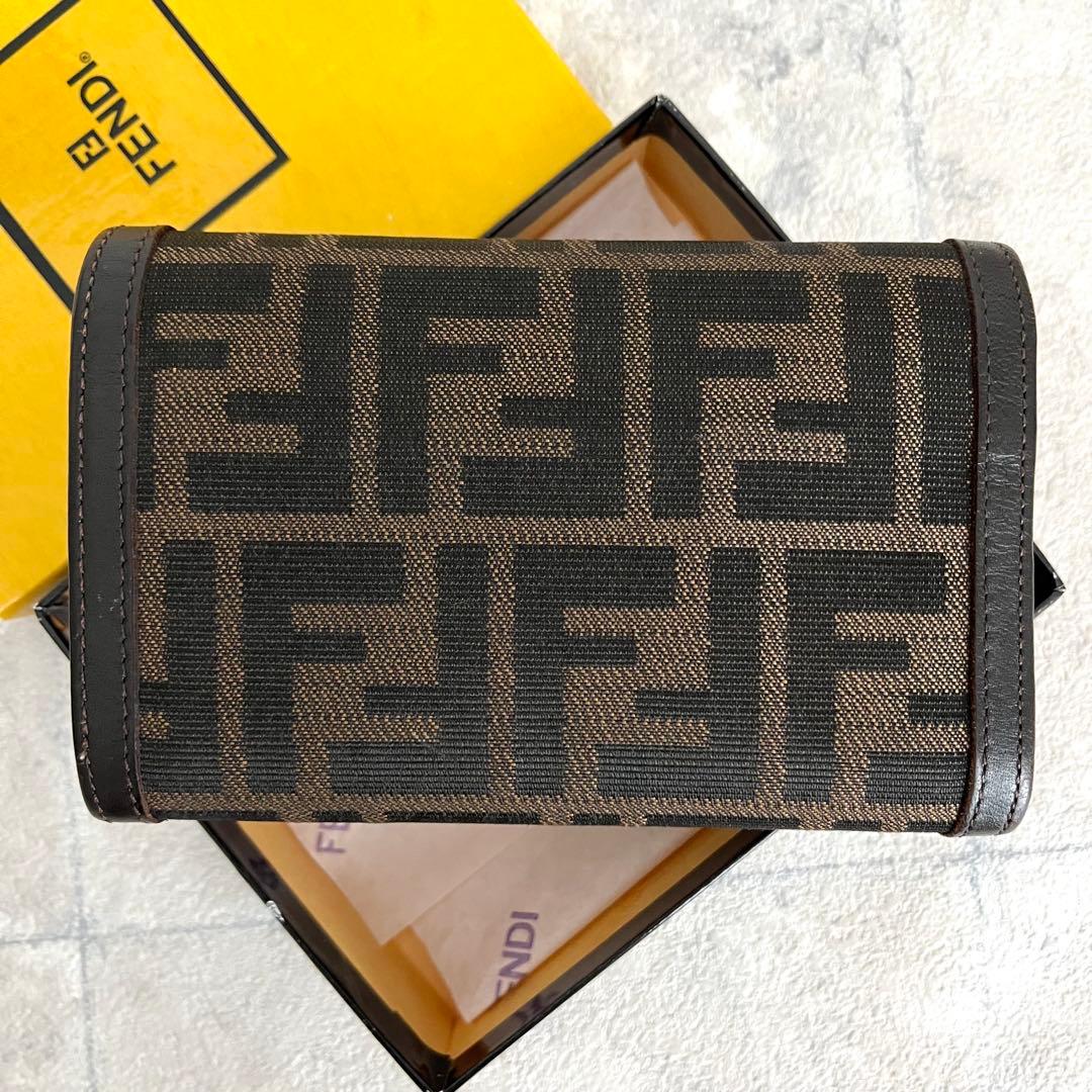 人気✨FENDI ズッカ 二つ折り財布 FF キャンバス レザー ブラウン