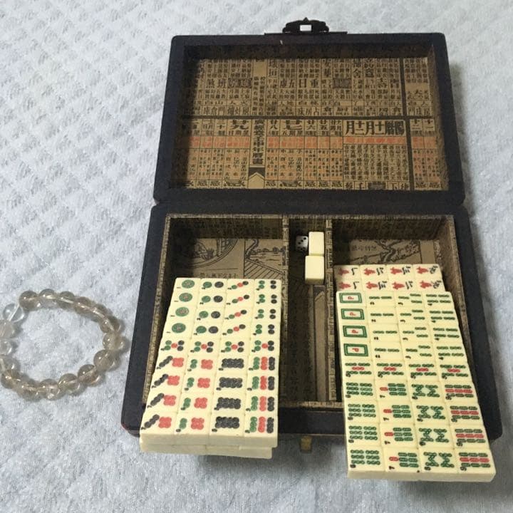 新品ですが、自宅保存の為、箱がやや汚れあり