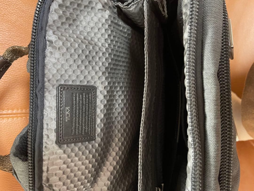 TUMI グレー ビジネスリュックバッグ 中型