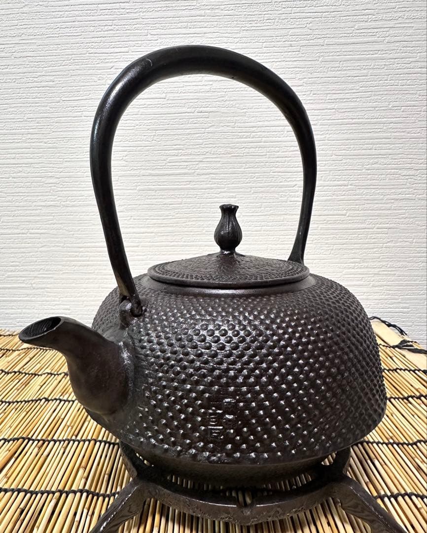 未使用、付属品付　岩手県奥州 佐秋鋳造所 佐藤守巨造 真作保証　南部鉄瓶