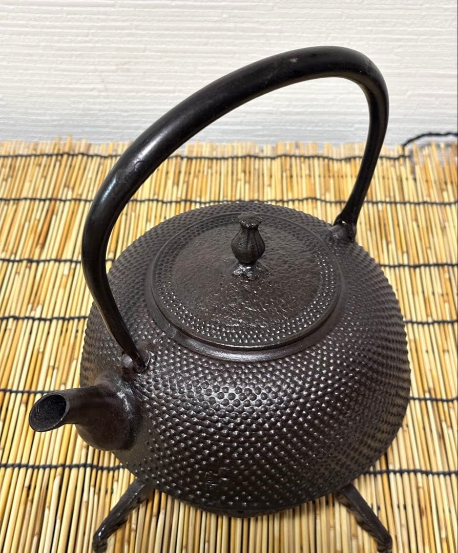 未使用、付属品付　岩手県奥州 佐秋鋳造所 佐藤守巨造 真作保証　南部鉄瓶