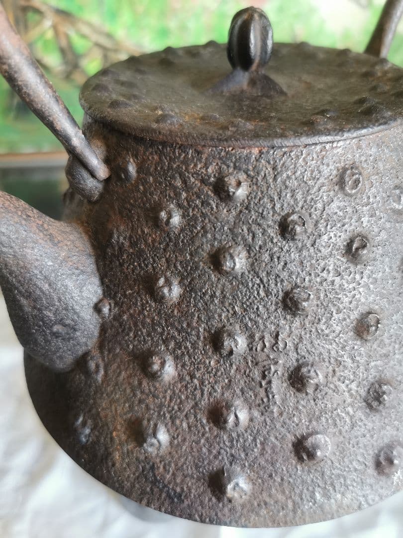 和骨董 重厚な1.5Ｌ南部あられ鉄瓶 鉄器 古物 骨董 茶道具 茶釜 菊/蓮摘み