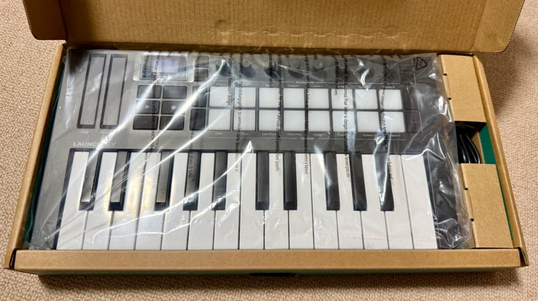 w*i様 Novation Launchkey MINI 25 MK4　新品同様