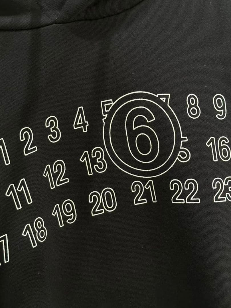 Maison Margiela 黒い数字プリントフード付きパーカー