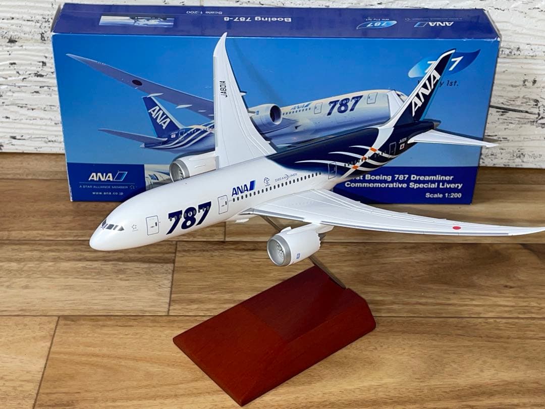 [非売品]ANA B787-8 鯖塗装 1/200 We fly 1st木製台座