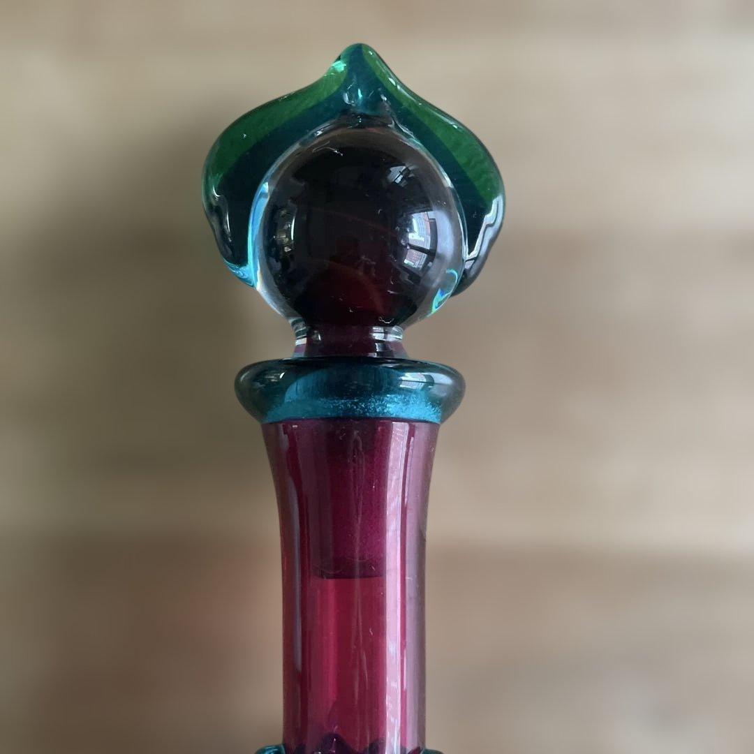 津軽びいどろ　1988年青函博覧会開催記念　装飾的なガラスボトル 赤紫と緑